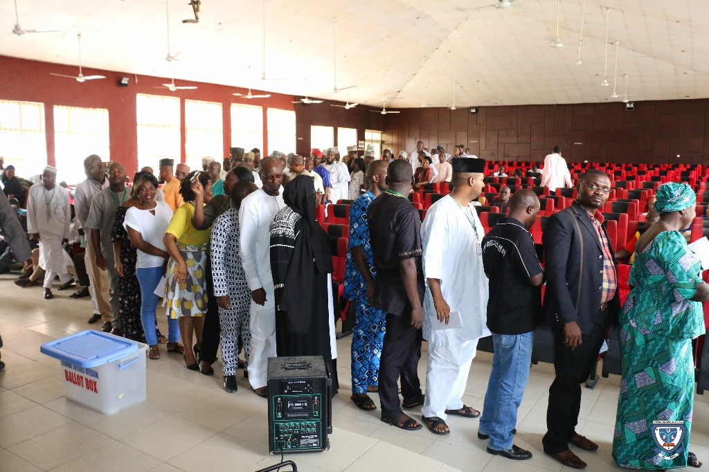 Members of Congregation casting their votes