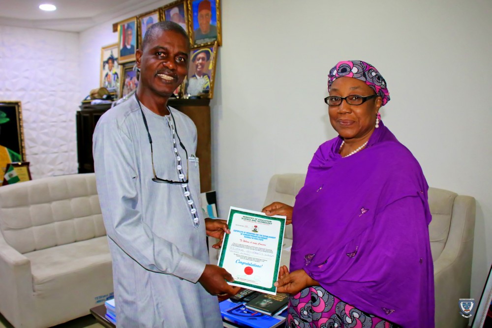 kogi-state-ministry-of-education-presents-certificate-of-operation-for-the-establishment-of-ful-staff-school